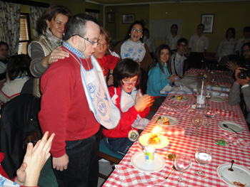 Momento de soplar las velas en la felicitación de cumpleaños de David.